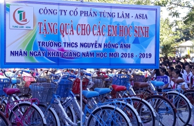 Tặng quà cho các em học sinh tại trường THCS Nguyễn Hồng Ánh - Hòa Châu - Hòa Vang